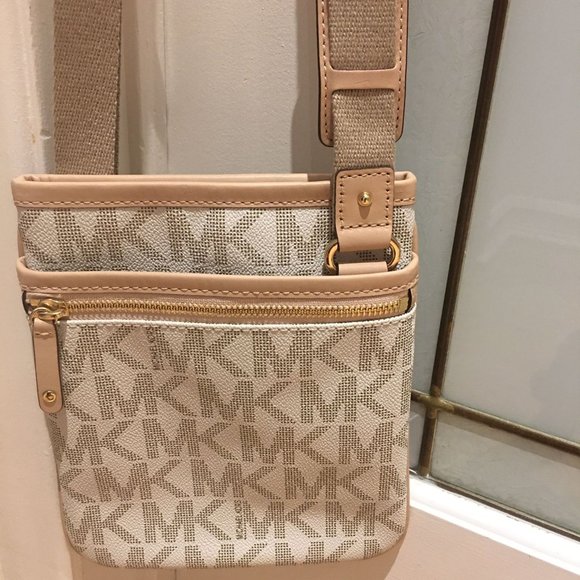 Michael Kors - Picture 2 of 4